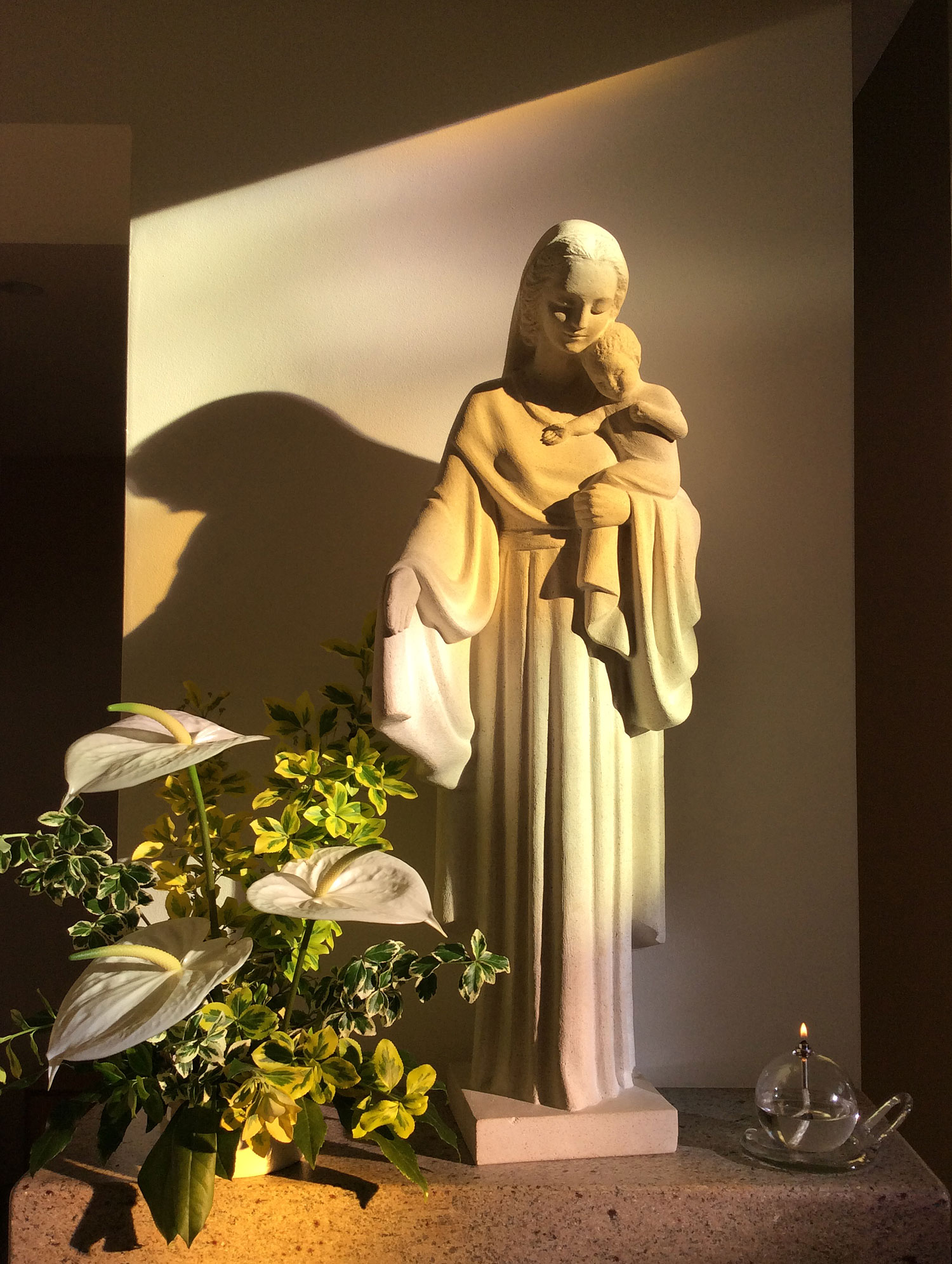En ik eindig deze week met het moment dat de zon zo mooi op het Mariabeeld in de kapel scheen.